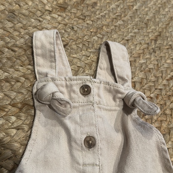 H&M ivory jumpsuit 2/3Y Girls - Picture 2 of 3